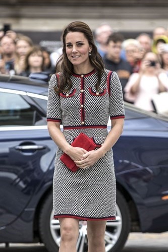 Why Kate Middleton's knee has everyone puzzled