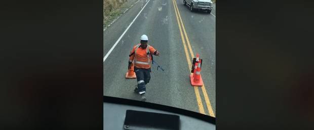 Road worker delights with dancing