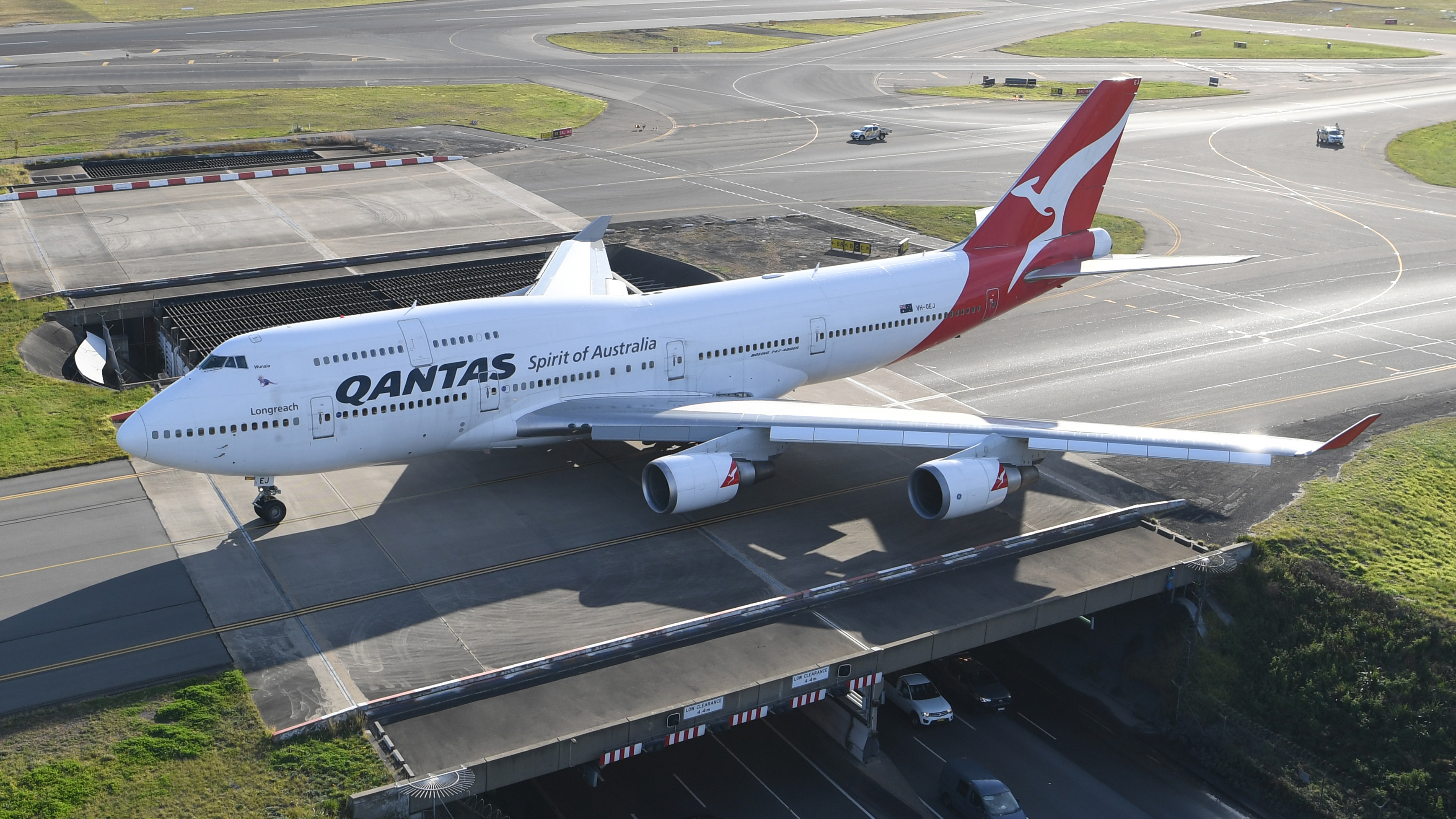 Qantas Pilot Flying The Last Boeing 747 Out Of Australia Draws Kangaroo ...